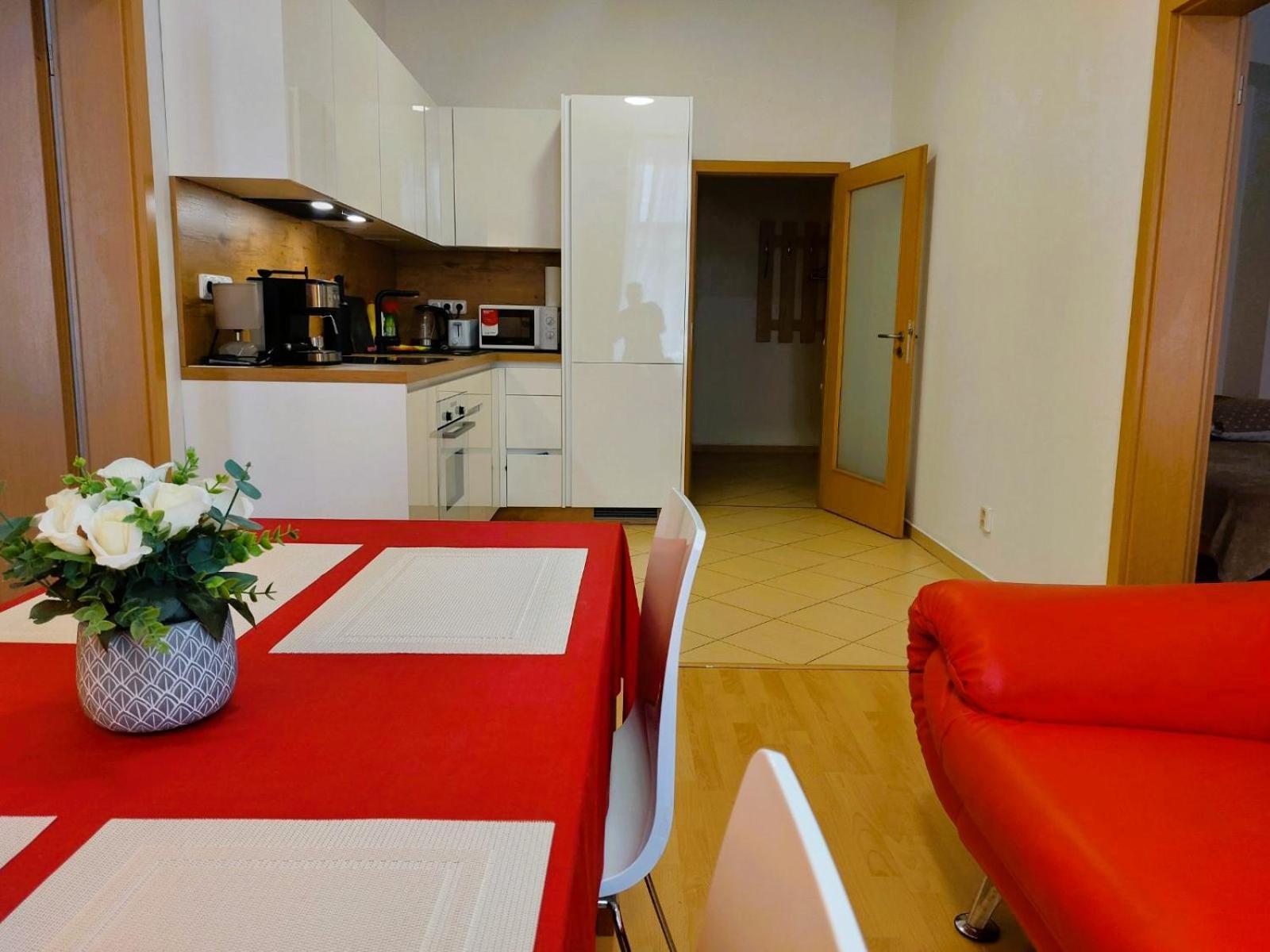 Prostorny Byt V Centru 3 Kk 80 M2 Градець-Кралове Екстер'єр фото